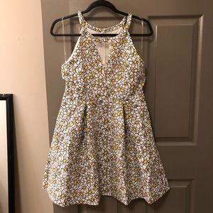Super cute daisy keyhole sundress